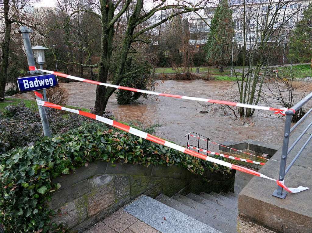 Noch ist es kein auergewhnliches Hochwasser. Doch erste Uferwege und Parkpltze am Neumagen sind gesperrt. Bei Feuerwehren und Bauhfen liegen Sandscke bereit. Kritische Marken sind bald berschritten, wenn der Regen anhlt.