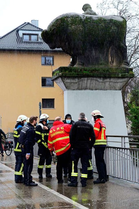 Einsatzkrfte besprechen sich auf der Ochsenbrcke.  | Foto: Ingo Schneider