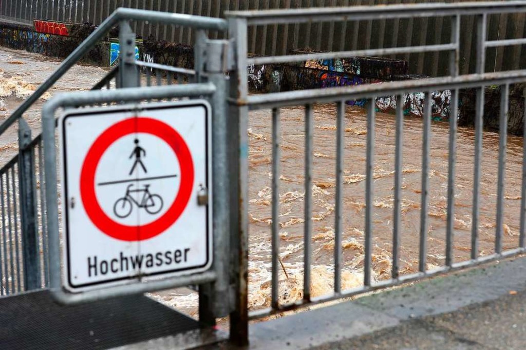 Schilder weisen daraufhin, dass der Radweg gesperrt ist.  | Foto: Ingo Schneider