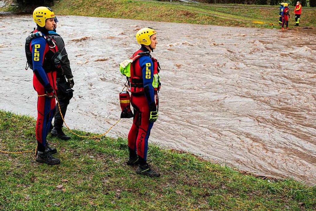 Der Einsatz hat sich in die March verl...einte Rettungsschwimmer einsatzbereit.  | Foto: Hubert Gemmert