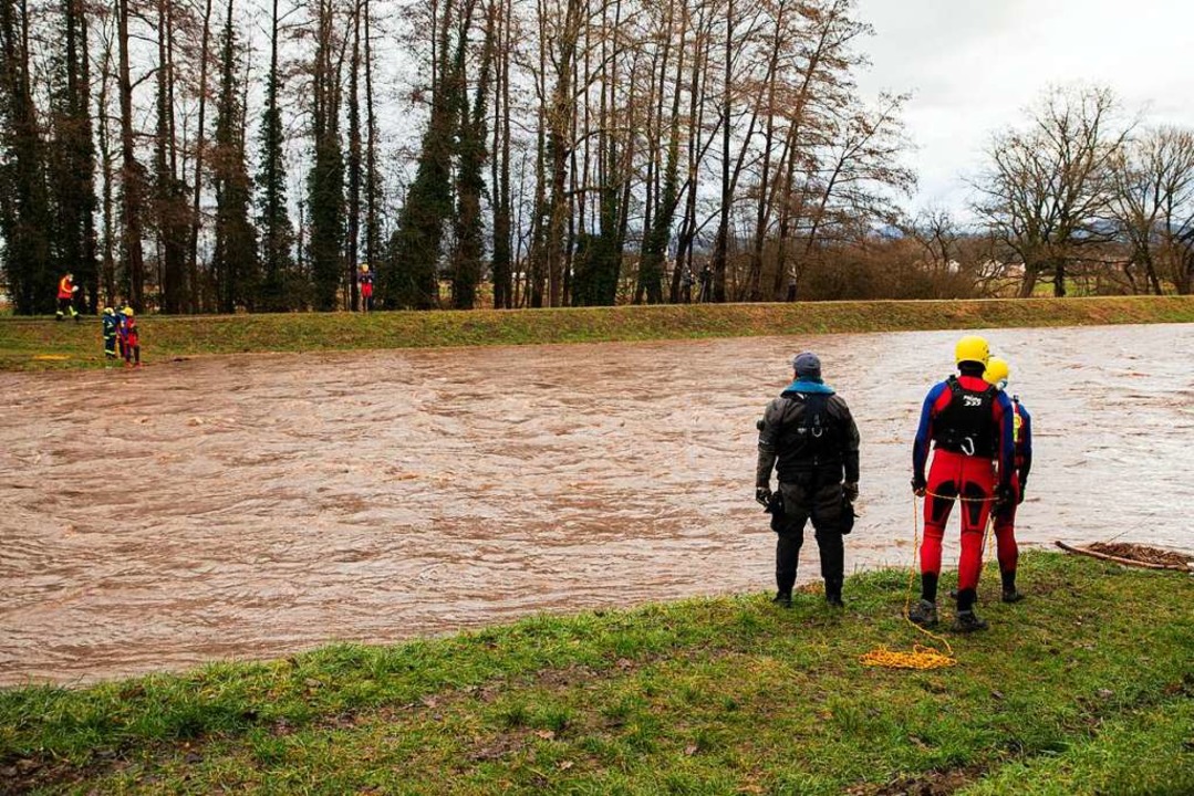 Die Einsatzkrfte beobachten das Wasse...bwrts sind weitere Krfte im Einsatz.  | Foto: Hubert Gemmert