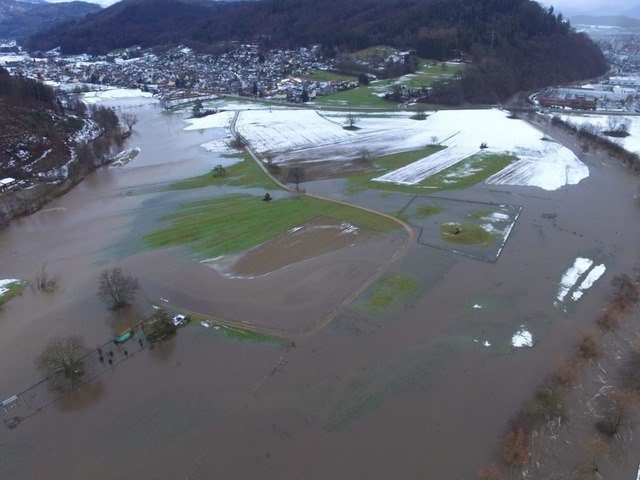 Sdlich von Langenau steht alles unter Wasser.  | Foto: Privat