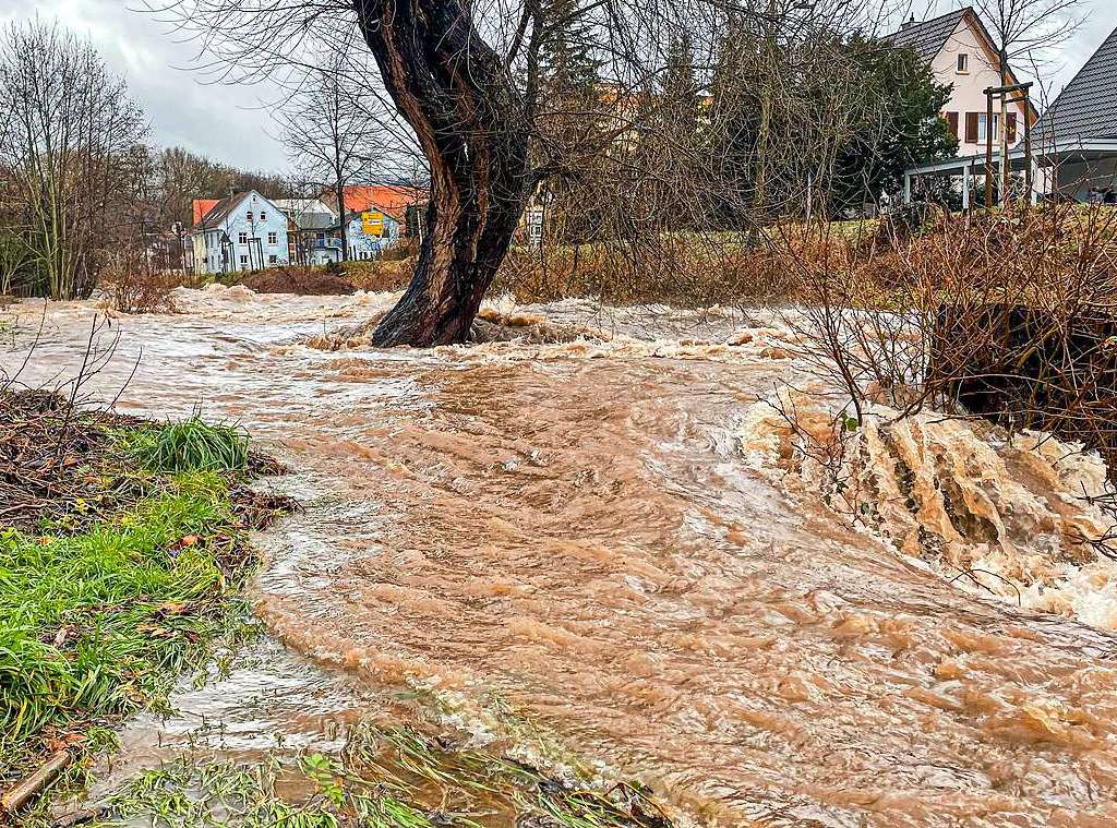 Noch ist es kein auergewhnliches Hochwasser. Doch erste Uferwege und Parkpltze am Neumagen sind gesperrt. Bei Feuerwehren und Bauhfen liegen Sandscke bereit. Kritische Marken sind bald berschritten, wenn der Regen anhlt.