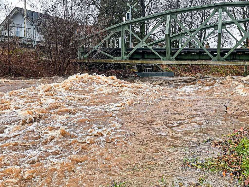 Noch ist es kein auergewhnliches Hochwasser. Doch erste Uferwege und Parkpltze am Neumagen sind gesperrt. Bei Feuerwehren und Bauhfen liegen Sandscke bereit. Kritische Marken sind bald berschritten, wenn der Regen anhlt.