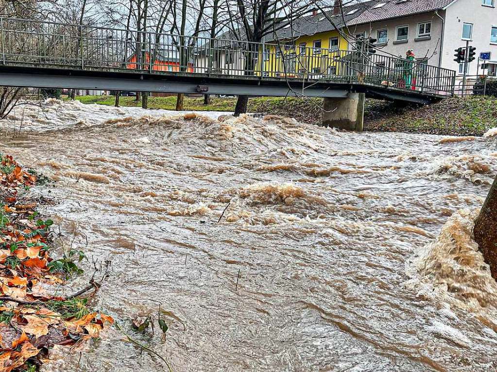 Noch ist es kein auergewhnliches Hochwasser. Doch erste Uferwege und Parkpltze am Neumagen sind gesperrt. Bei Feuerwehren und Bauhfen liegen Sandscke bereit. Kritische Marken sind bald berschritten, wenn der Regen anhlt.