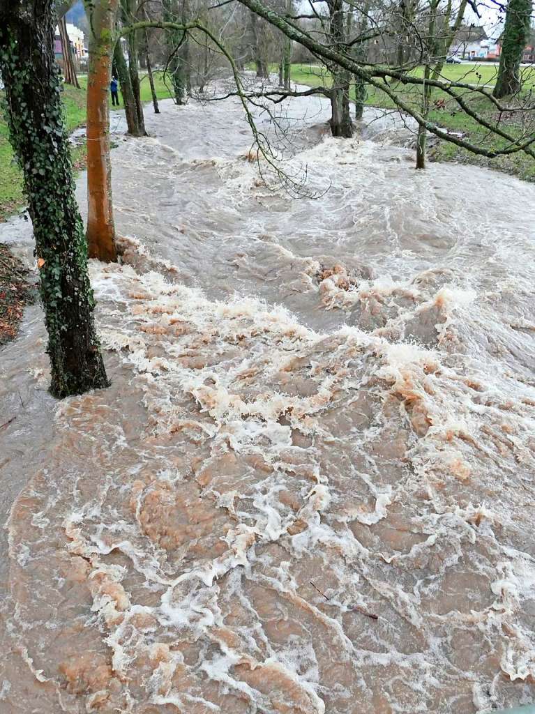 Noch ist es kein auergewhnliches Hochwasser. Doch erste Uferwege und Parkpltze am Neumagen sind gesperrt. Bei Feuerwehren und Bauhfen liegen Sandscke bereit. Kritische Marken sind bald berschritten, wenn der Regen anhlt.