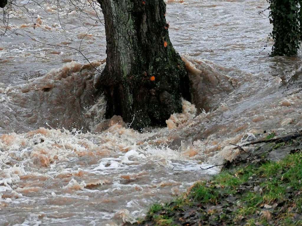 Noch ist es kein auergewhnliches Hochwasser. Doch erste Uferwege und Parkpltze am Neumagen sind gesperrt. Bei Feuerwehren und Bauhfen liegen Sandscke bereit. Kritische Marken sind bald berschritten, wenn der Regen anhlt.