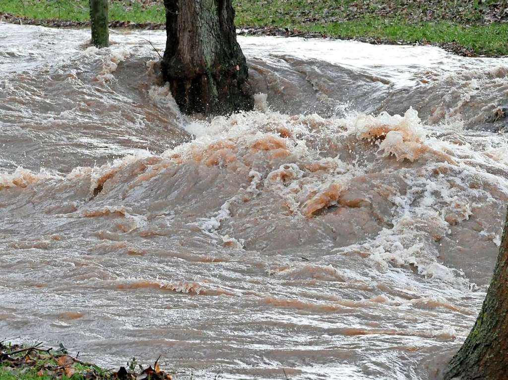 Noch ist es kein auergewhnliches Hochwasser. Doch erste Uferwege und Parkpltze am Neumagen sind gesperrt. Bei Feuerwehren und Bauhfen liegen Sandscke bereit. Kritische Marken sind bald berschritten, wenn der Regen anhlt.