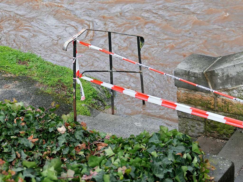 Noch ist es kein auergewhnliches Hochwasser. Doch erste Uferwege und Parkpltze am Neumagen sind gesperrt. Bei Feuerwehren und Bauhfen liegen Sandscke bereit. Kritische Marken sind bald berschritten, wenn der Regen anhlt.