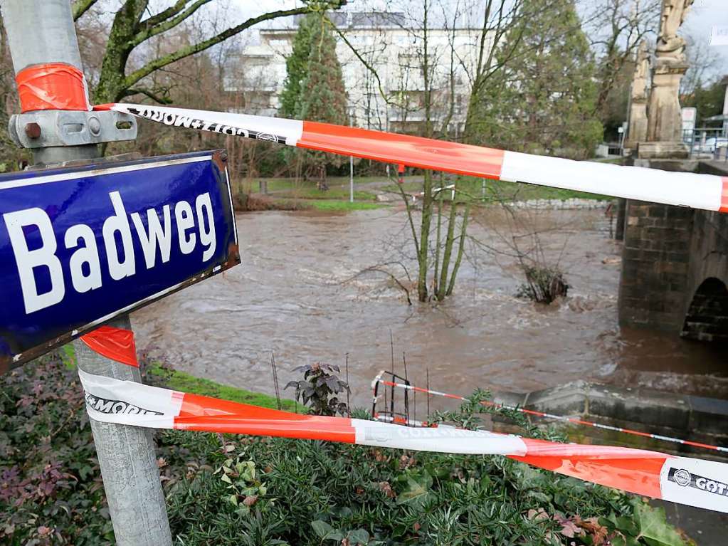 Noch ist es kein auergewhnliches Hochwasser. Doch erste Uferwege und Parkpltze am Neumagen sind gesperrt. Bei Feuerwehren und Bauhfen liegen Sandscke bereit. Kritische Marken sind bald berschritten, wenn der Regen anhlt.