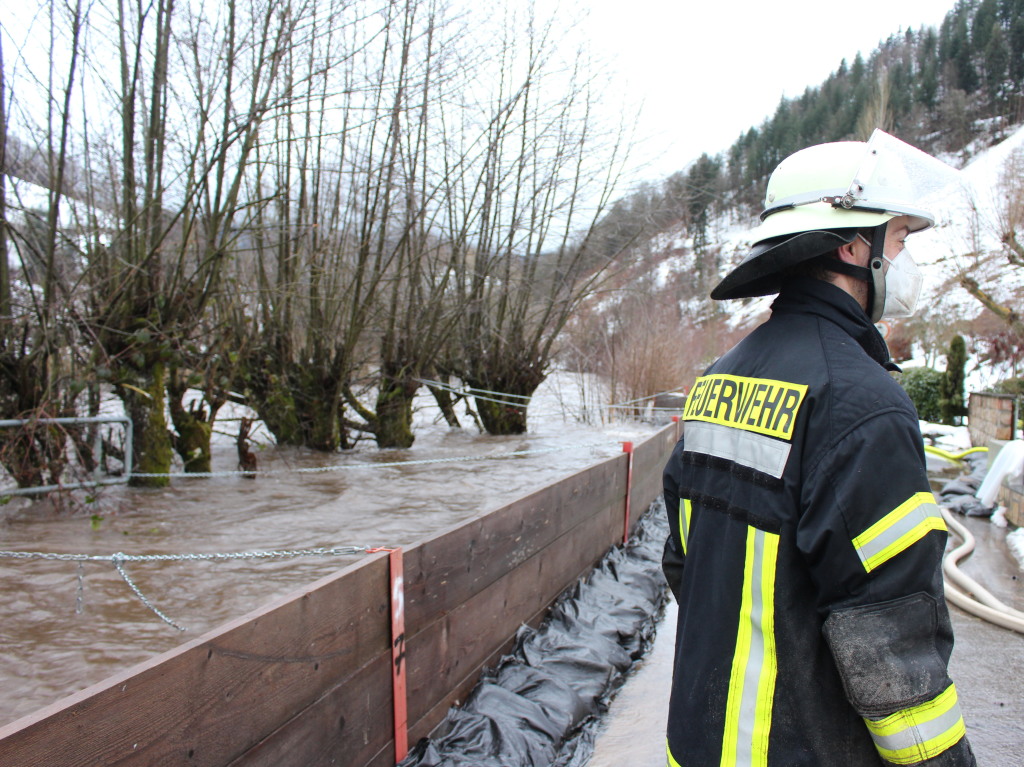 Die Feuerwehr hatte alle Hnde voll zu tun in Mambach.