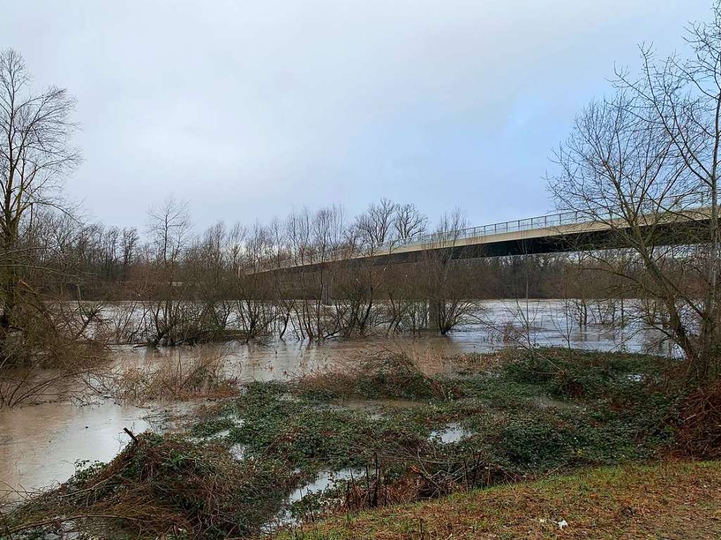 Die Rheinbrcke bei Hartheim wurde am Freitagmittag gesperrt und bleibt bis mindestens Montagmorgen geschlossen.