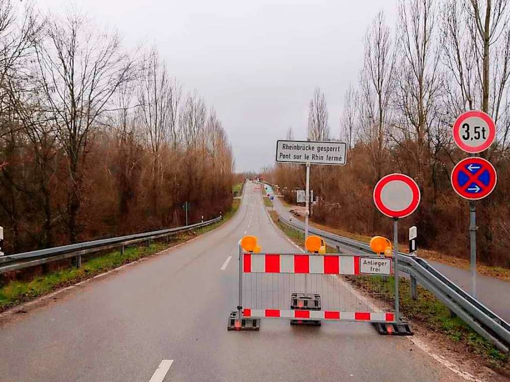 Die Rheinbrcke bei Hartheim wurde am Freitagmittag gesperrt und bleibt bis mindestens Montagmorgen geschlossen.