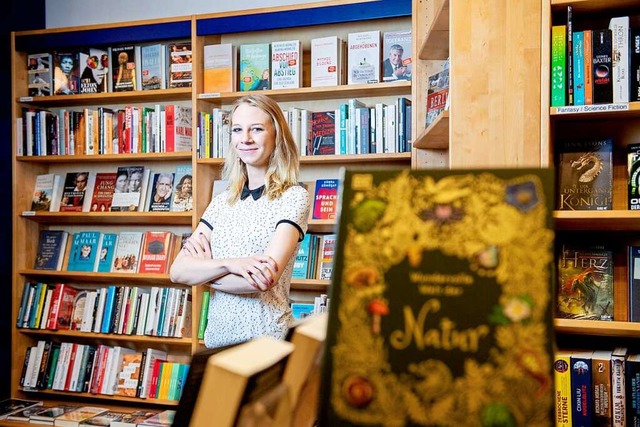 Zwischen Biografien und Fantasy-Romane...cht eine Ausbildung zur Buchhndlerin.  | Foto: Zacharie Scheurer
