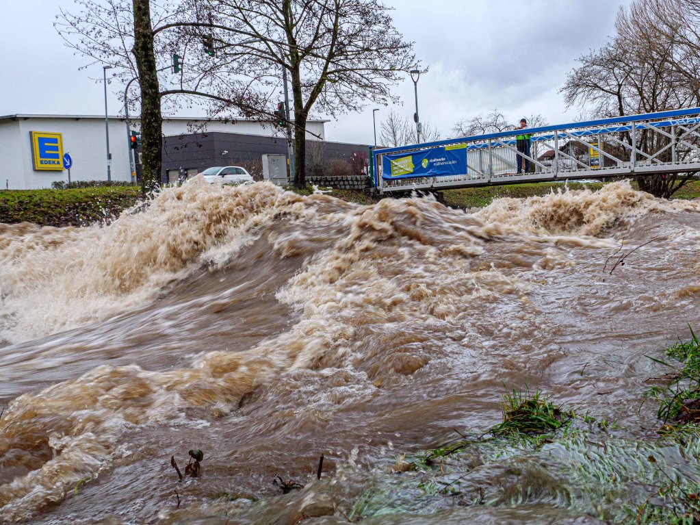 Noch ist es kein auergewhnliches Hochwasser. Doch erste Uferwege und Parkpltze am Neumagen sind gesperrt. Bei Feuerwehren und Bauhfen liegen Sandscke bereit. Kritische Marken sind bald berschritten, wenn der Regen anhlt.