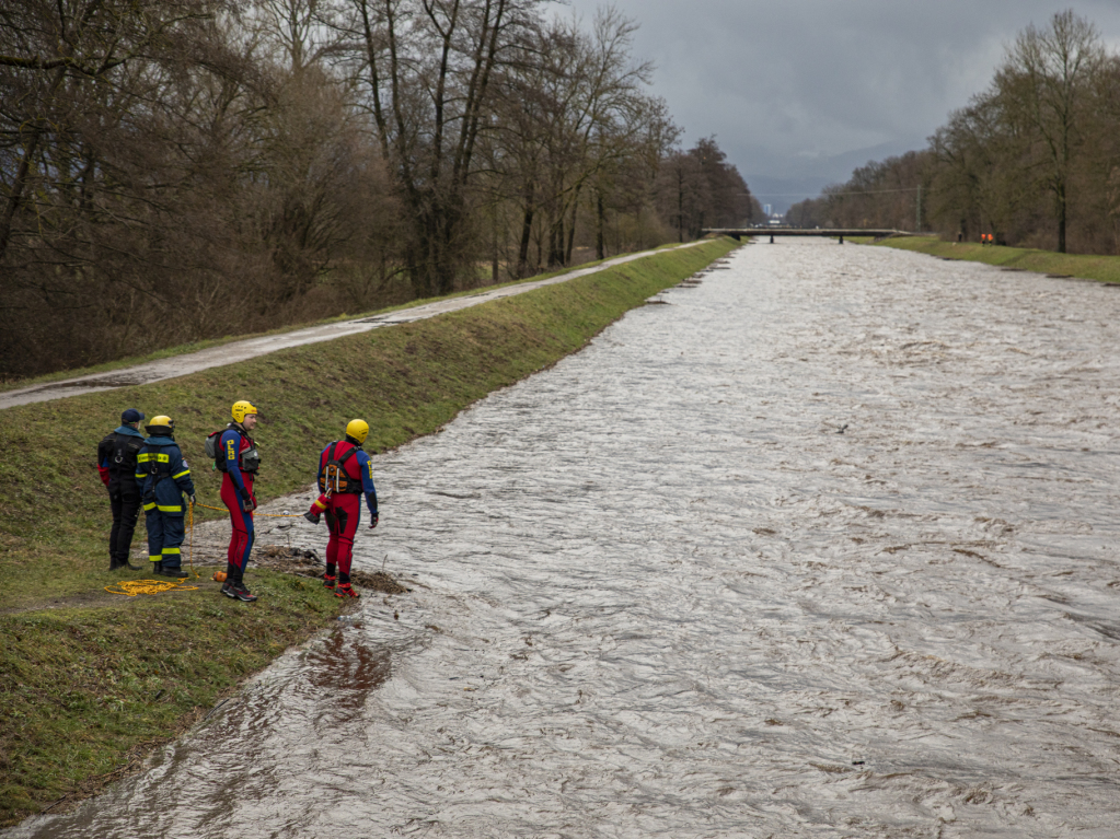 Groeinsatz von Polizei, Feuerwehr, THW, DRK und DLRG an der Dreisam in Buchheim und Hugstetten. 86 Einsatzkrfte hielten Ausschau nach einer vermutlich in die Dreisam gestrzte Frau.