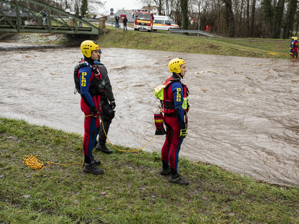 Groeinsatz von Polizei, Feuerwehr, THW, DRK und DLRG an der Dreisam in Buchheim und Hugstetten. 86 Einsatzkrfte hielten Ausschau nach einer vermutlich in die Dreisam gestrzte Frau.