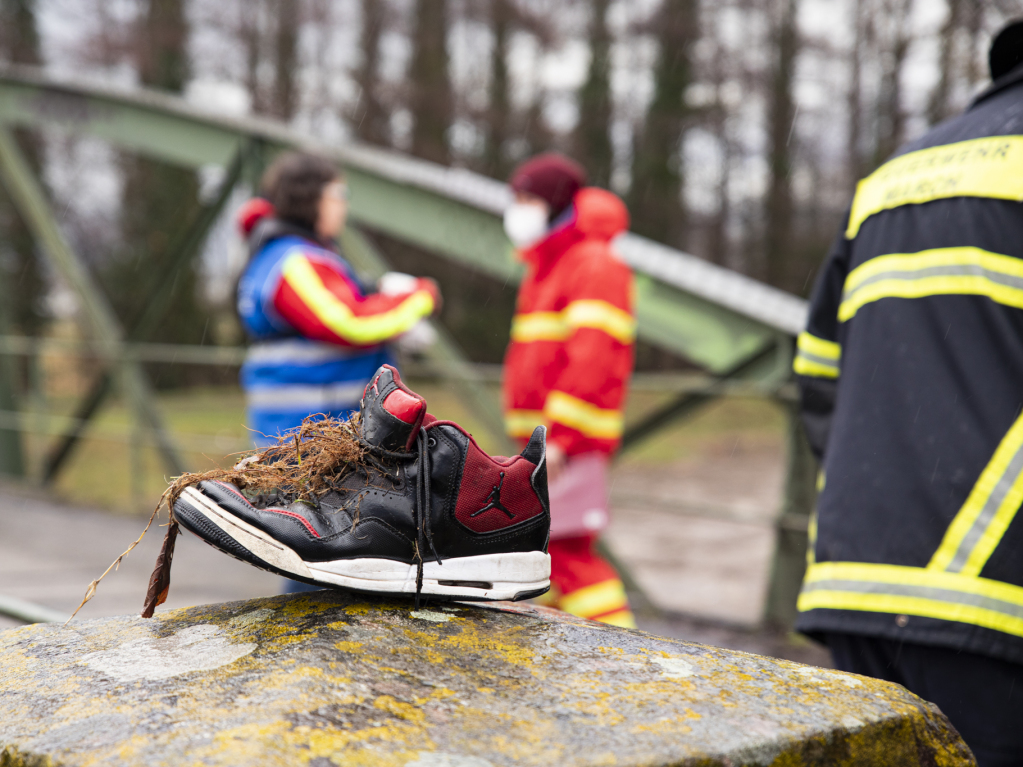 Groeinsatz von Polizei, Feuerwehr, THW, DRK und DLRG an der Dreisam in Buchheim und Hugstetten. 86 Einsatzkrfte hielten Ausschau nach einer vermutlich in die Dreisam gestrzte Frau.