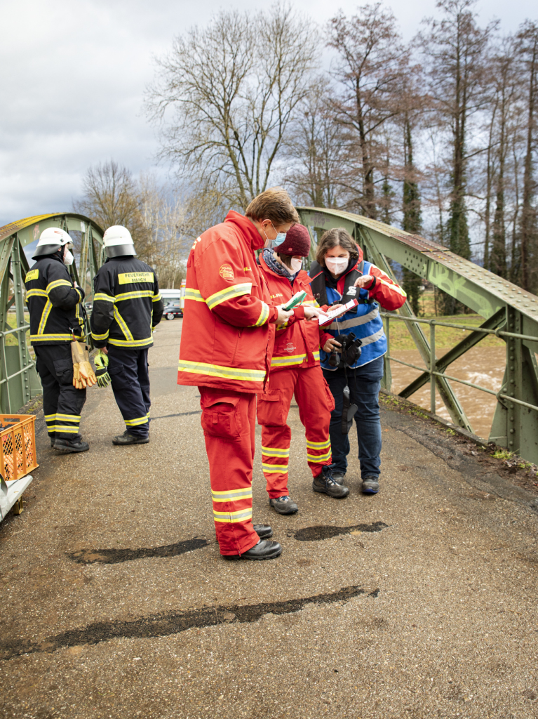 Groeinsatz von Polizei, Feuerwehr, THW, DRK und DLRG an der Dreisam in Buchheim und Hugstetten. 86 Einsatzkrfte hielten Ausschau nach einer vermutlich in die Dreisam gestrzte Frau.