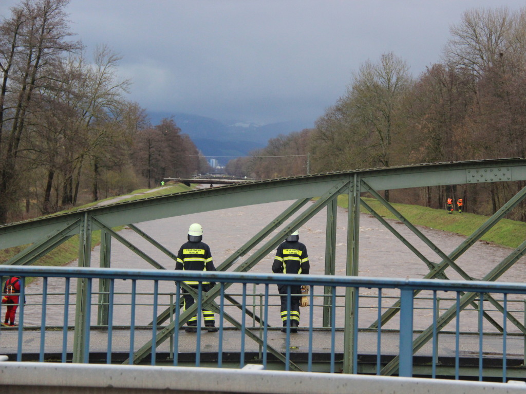 Die Feuerwehr auf einer Brcke ber die Dreisam bei March-Buchheim