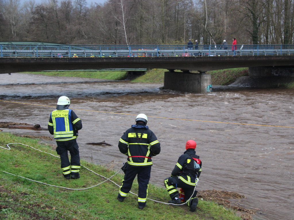 Helfer und Rettungsschwimmer in Bereitschaft an der  Dreisam