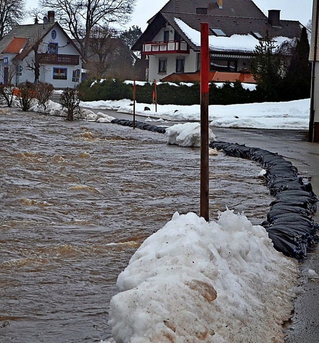 Die Ufer des Rtenbachs sind mit Sands...chtzt, um das Hochwasser zu bndigen.  | Foto: Liane Schilling