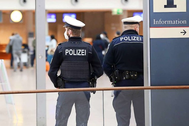 Kontrolle an den Grenzen: Hier Polizisten im Terminal 1 des Hamburger Flughafens  | Foto: Bodo Marks (dpa)