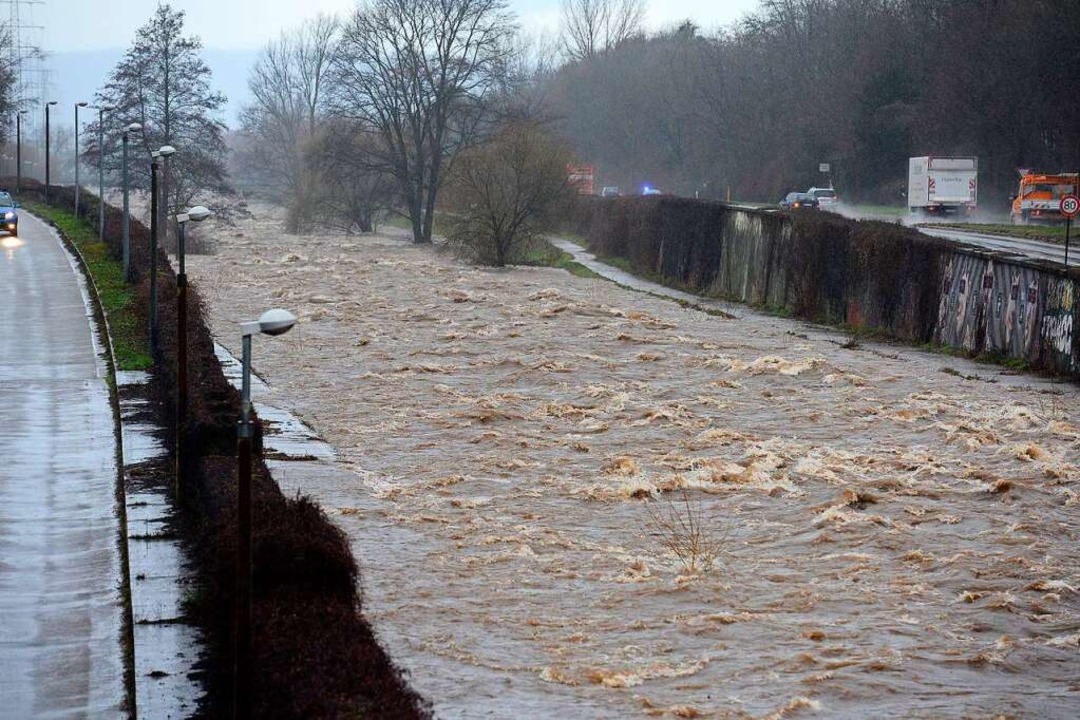 Radfahrer Steckt In Dreisam-Hochwasser Fest – Und Befreit Sich Selbst ...