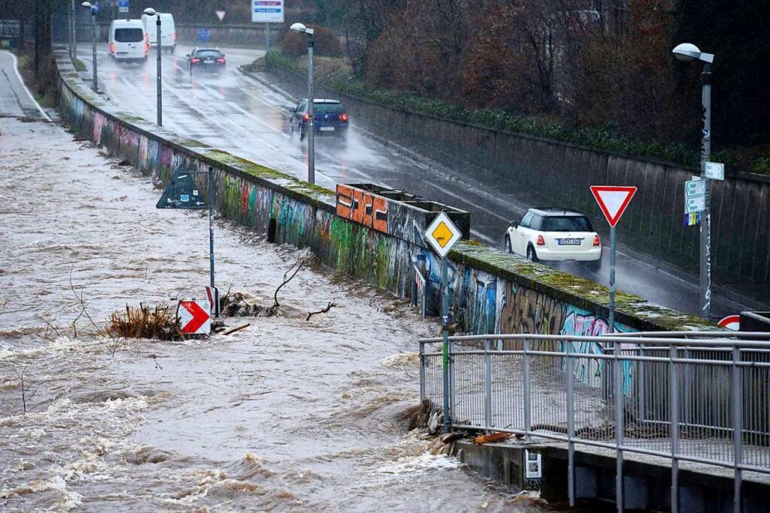 Radfahrer Steckt In Dreisam-Hochwasser Fest – Und Befreit Sich Selbst ...