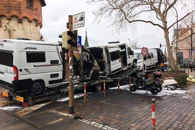 Zwei Wohnmobile auf Transporter in Freiburg ausgebrannt