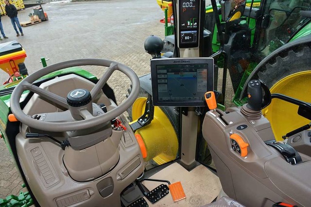 Moderne Landwirtschaft: Blick auf die ...e und den Computer (Mitte) im Cockpit.  | Foto: Hannes Lauber