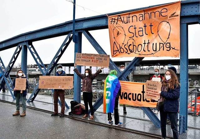 Auf der Blauen Brcke machten die Protestierenden auf ihre Anliegen aufmerksam.  | Foto: Thomas Kunz