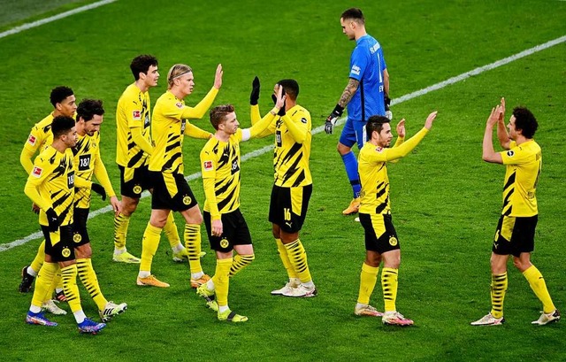 Die Spieler von Borussia Dortmund freu...n den FC Augsburg mit 2:1 durchsetzen.  | Foto: Sascha Steinbach (dpa)