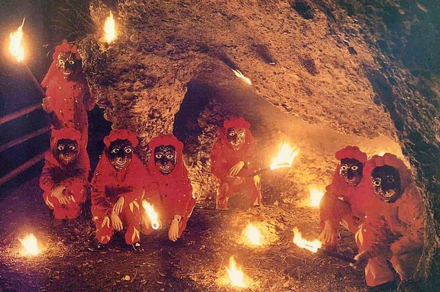 Frgeischter kauern mit brennenden Fackeln in der Tschamberhhle.  | Foto: Petra Wunderle