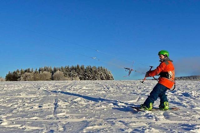 Snowkiten auf dem Schauinsland: Im pfeifenden Wind über Schnee fegen