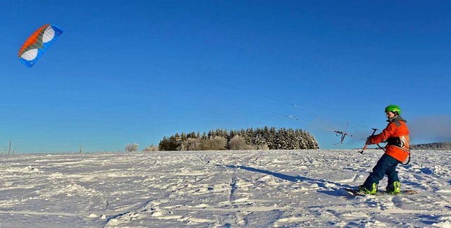 Timo Seibert demonstriert die perfekte... des Snowkitens auf dem Schauinsland.   | Foto: Michael Bamberger