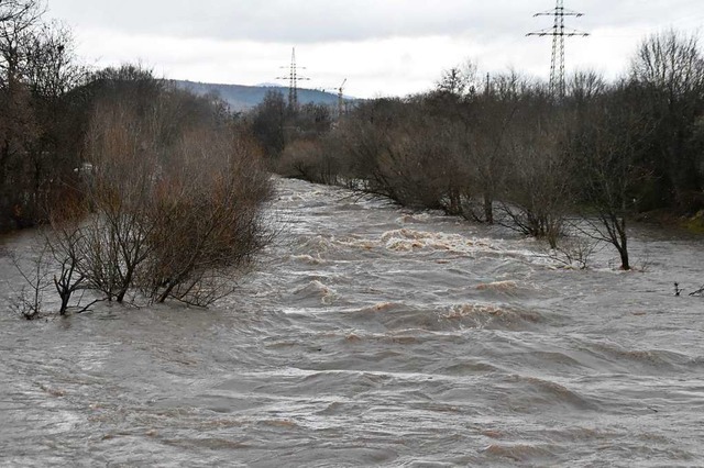 Der Fluss Wiese ist durch das Hochwasser zu einem reienden Strom geworden.  | Foto: Maja Tolsdorf