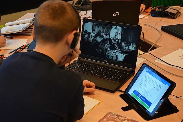 Mit Laptop und iPad lernen die Schler in der Notbetreuung.  | Foto: Nikola Vogt