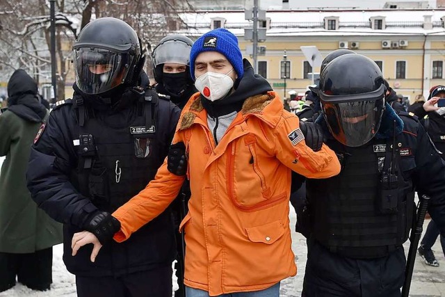 Die Polizei verhaftet einen Mann, der ...tiker Alexej Nawalny teilgenommen hat.  | Foto: Dmitry Serebryakov (dpa)