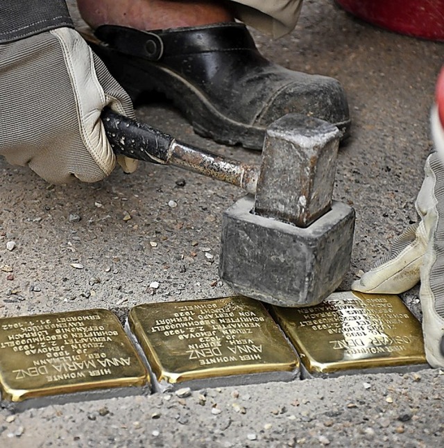 Im September wurden erste Stolpersteine verlegt. Weitere sollen folgen.  | Foto: Barbara Ruda