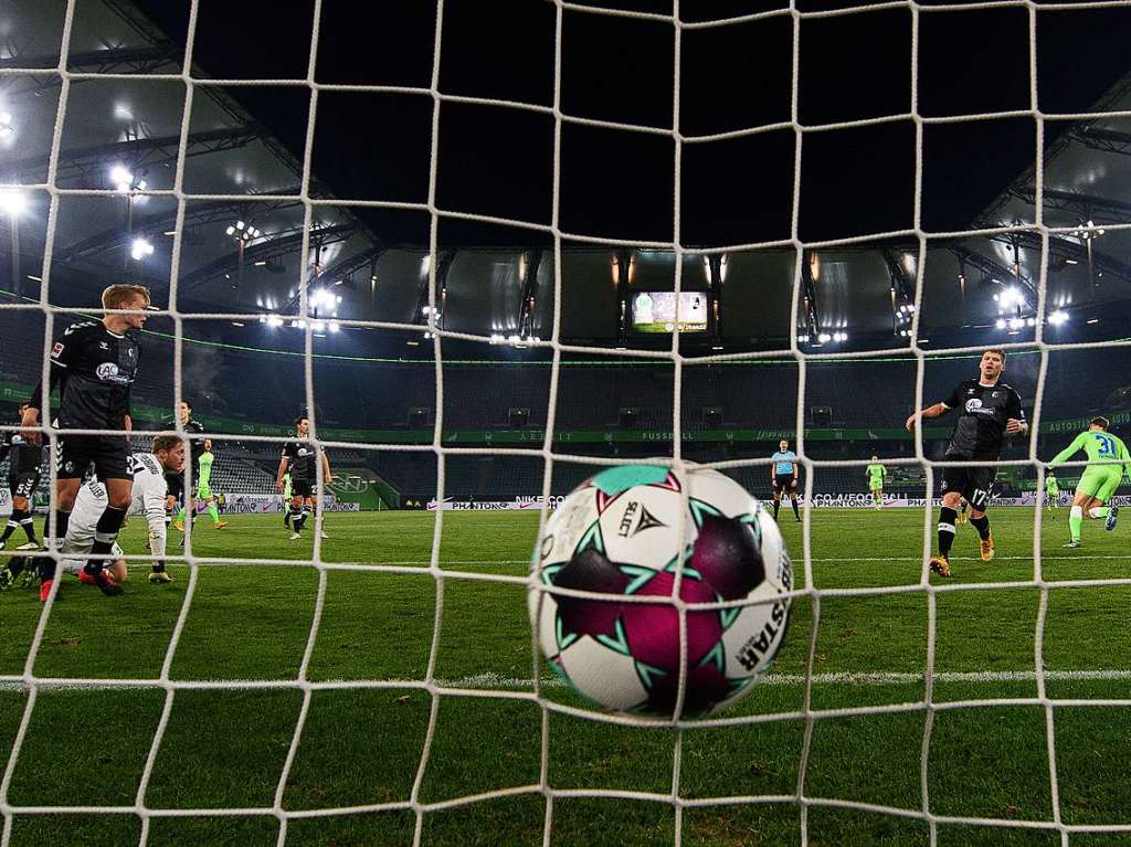 Wieder ist der Ball im Tor: Am Ende muss SC-Torhter Florian Mller drei Mal hinter sich greifen, der SC Freiburg verliert in Wolfsburg mit 0:3.