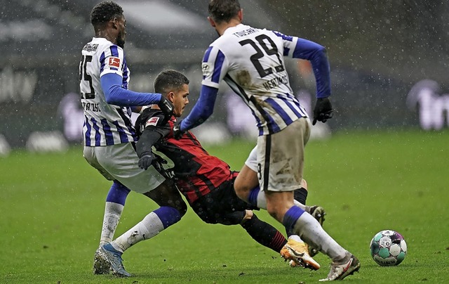 Herthas Jordan Torunarigha (li.) und L...urter Andre Silva kmpfen um den Ball.  | Foto: Thomas Frey (dpa)