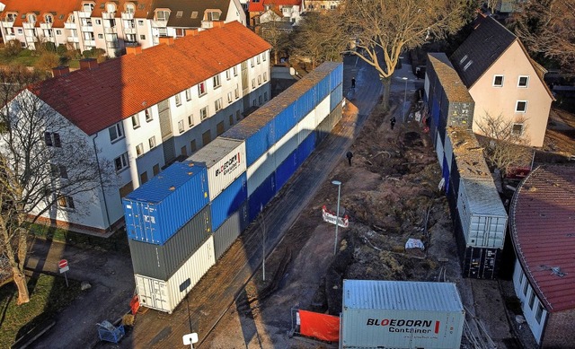 Um die Fundstelle der Blindgnger heru...nde aus Containern aufgestellt worden.  | Foto: Swen Pfrtner (dpa)