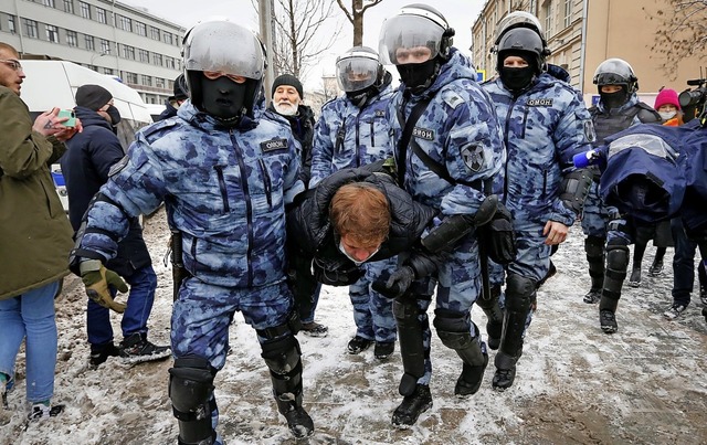 Russische Sicherheitskrfte verhaften ...oteste gab es in zahlreichen  Stdten.  | Foto: Alexander Zemlianichenko (dpa)