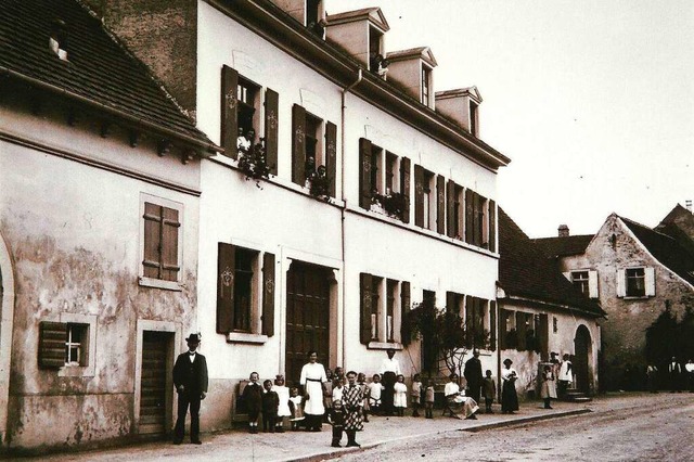 Das Gebude Stadtstrae 60 (Bildmitte)...mals in der geschlossenen Huserfront.  | Foto: Archiv Hans Sigmund
