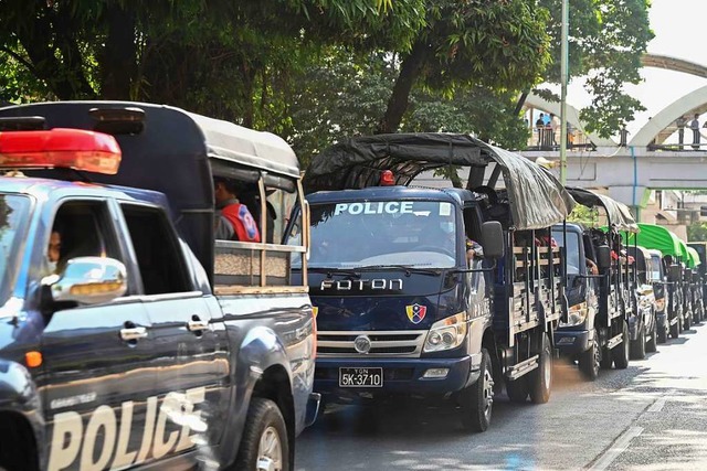 Polizeifahrzeuge am Montag in Yangon.  | Foto: STR (AFP)