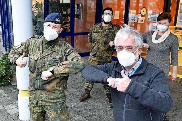 Die Leitung des Pflegeheims verabschiedet die Soldaten  | Foto: Michael Bamberger