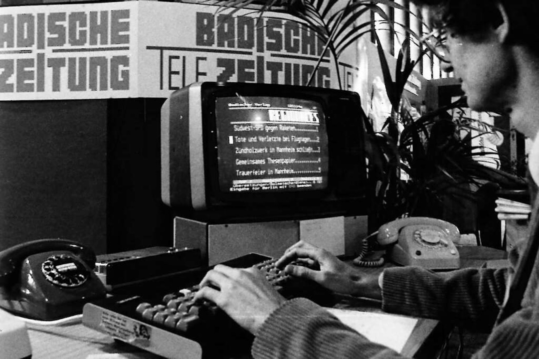Erste Schritte in die digitale Welt: R...ler in der BTX-Redaktion im Jahr 1983.  | Foto: Manfred Richter 