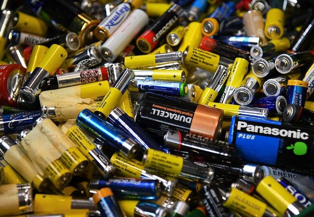 In Batterien ist eine Menge Energie gelagert.  | Foto: Ina Fassbender (dpa)