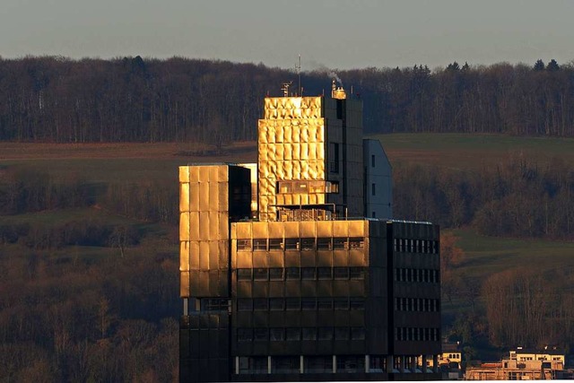 Das in der Morgensonne golden schimmernde Lrracher Rathaus  | Foto: Dr. Volker Schirrmeister